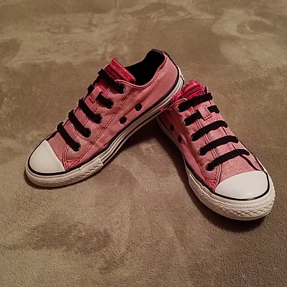 US 1 kids Converse Allstars  Pink w/ glitter. Gently loved. Non-smoking-pet free